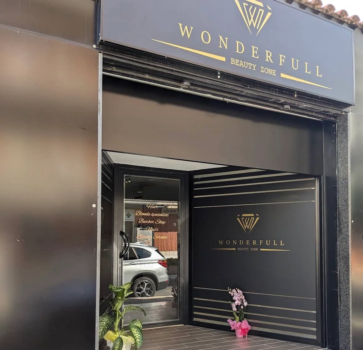 Ingresso reale di Wonderfull Beauty Zone, con insegna nera e oro